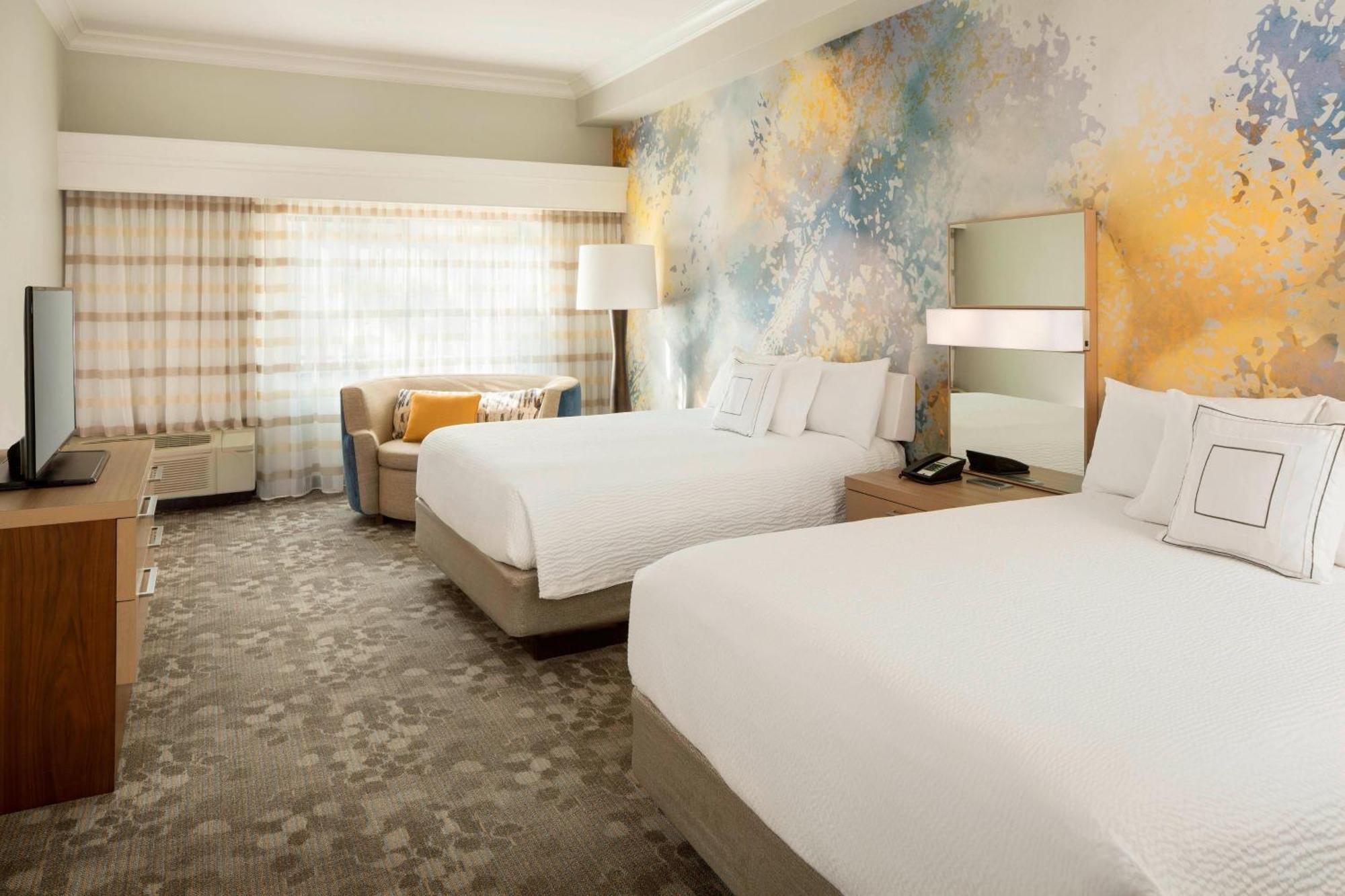 Courtyard Altos Hotel 3*