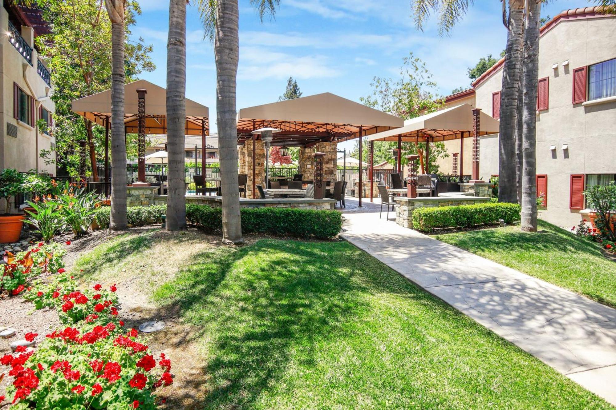 Courtyard Altos Hotel 3*