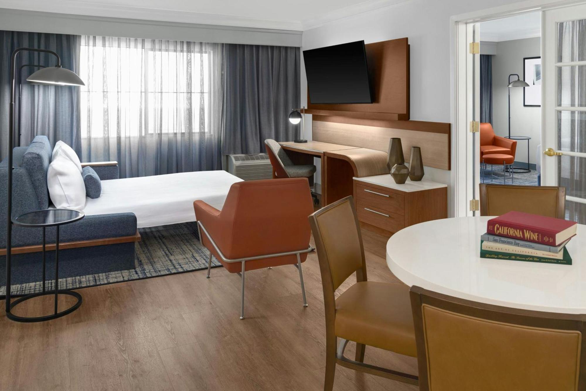 Hotel Courtyard Altos 3*