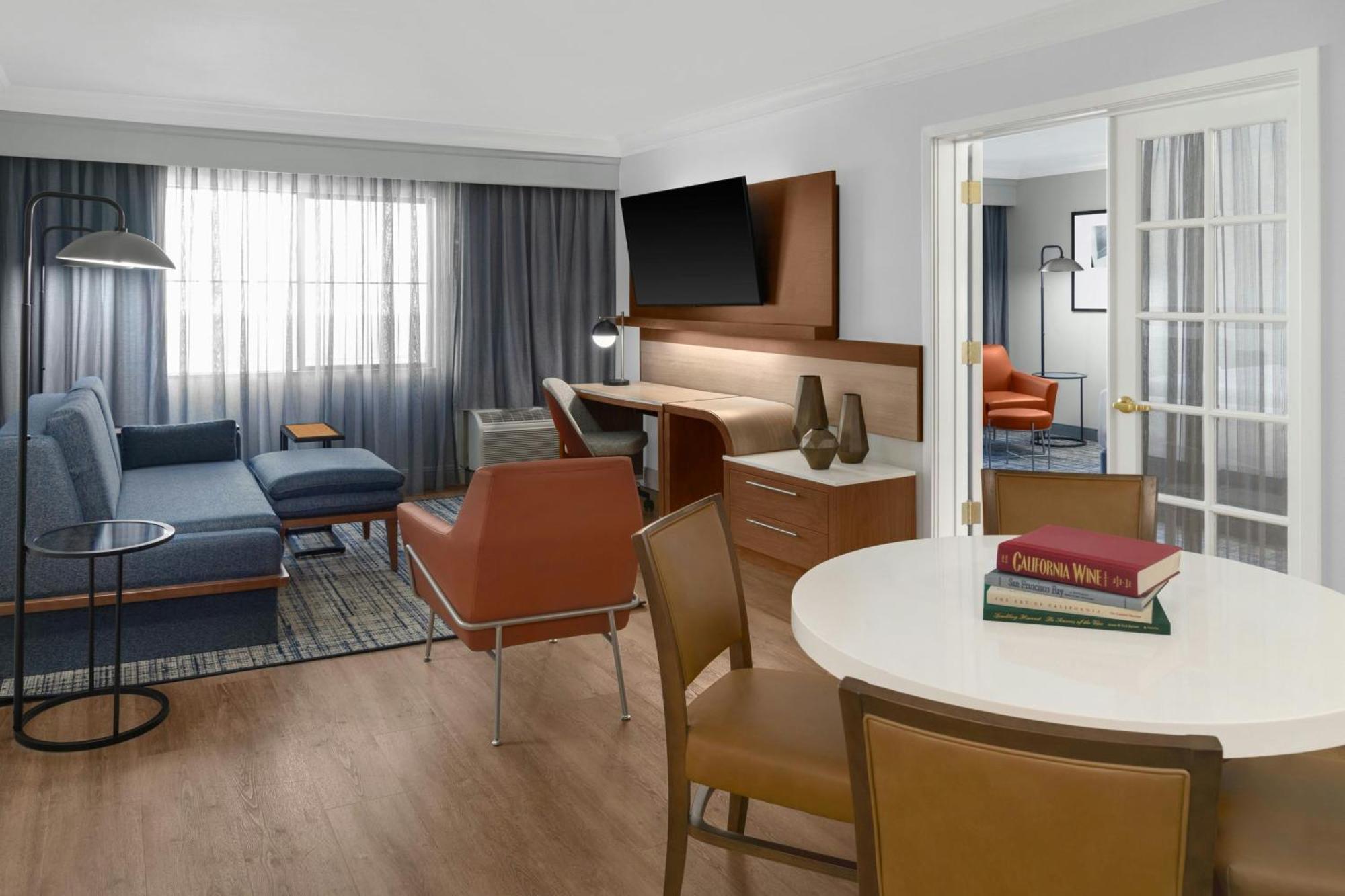 Hotel Courtyard Altos 3*