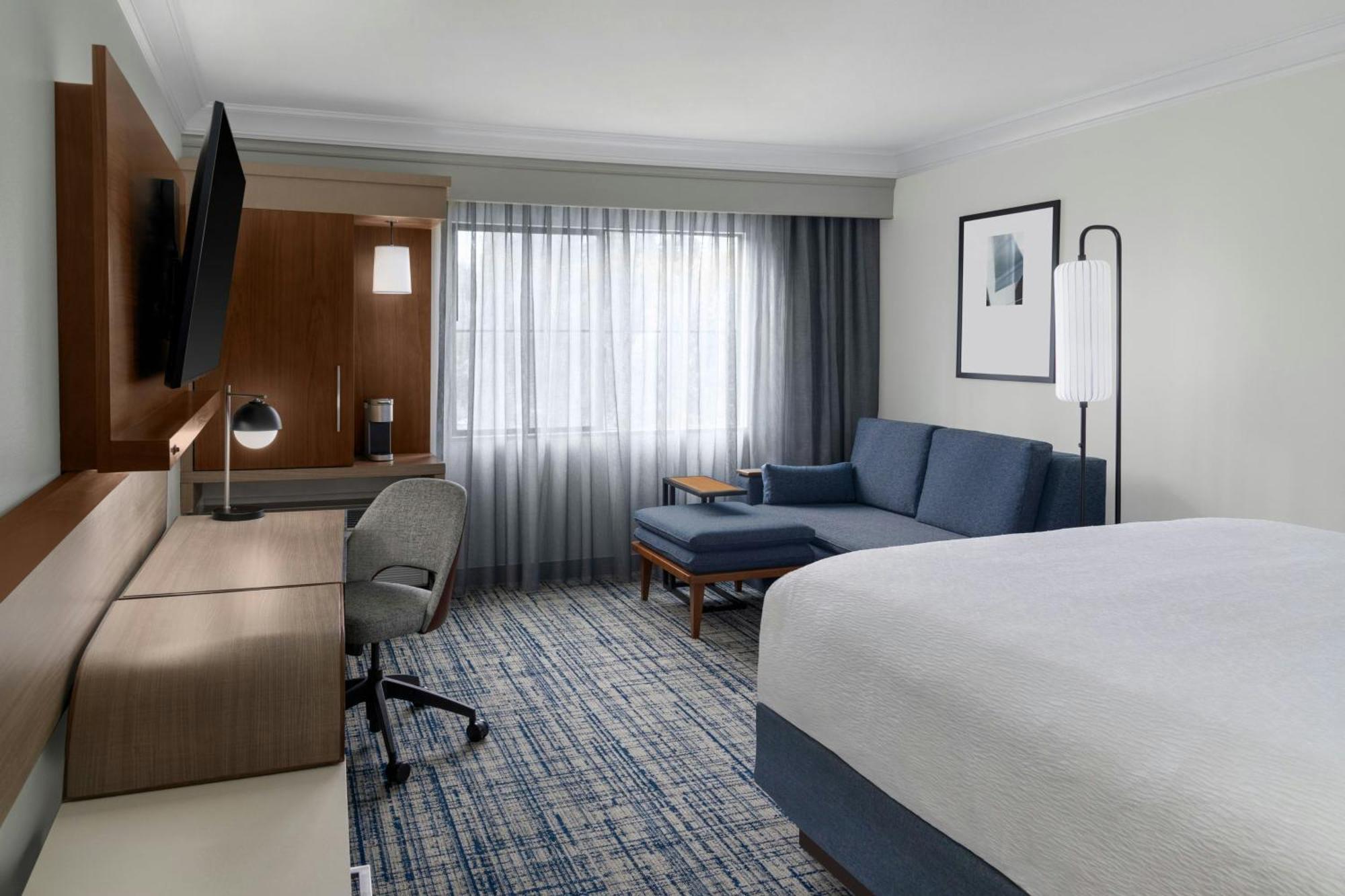 Hotel Courtyard Altos 3*