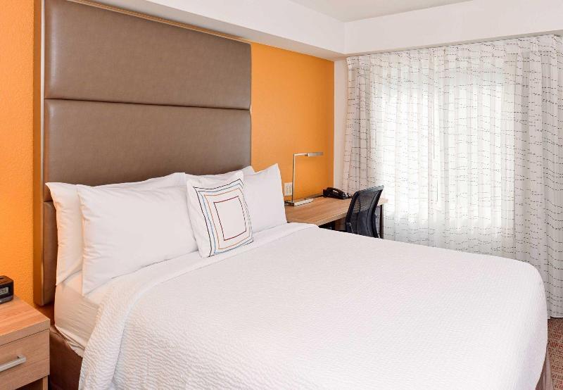 Courtyard Altos Hotel 3*